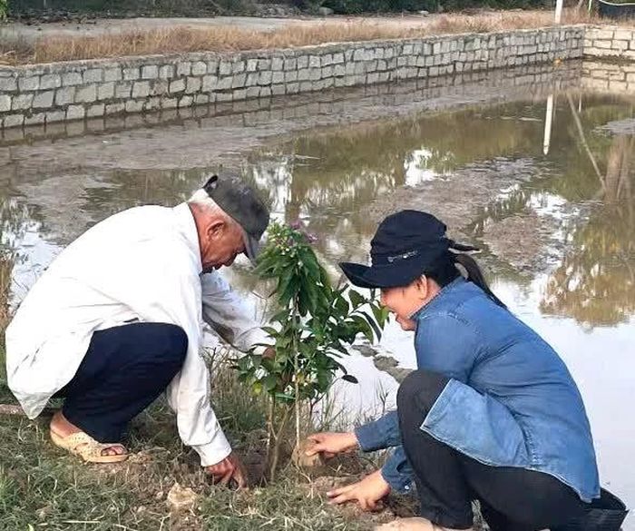 Người dân thôn An Ninh, xã Diên Khánh trồng thêm cây trên tuyến đường.