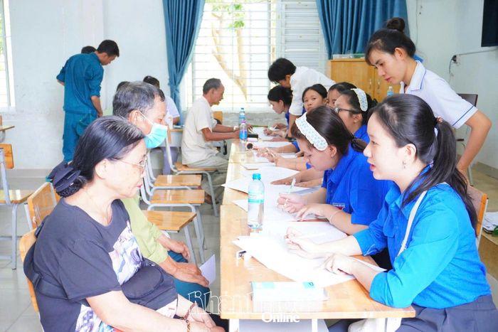 Đoàn viên, thanh niên hỗ trợ người dân thực hiện các thủ tục tại điểm khám sức khỏe.