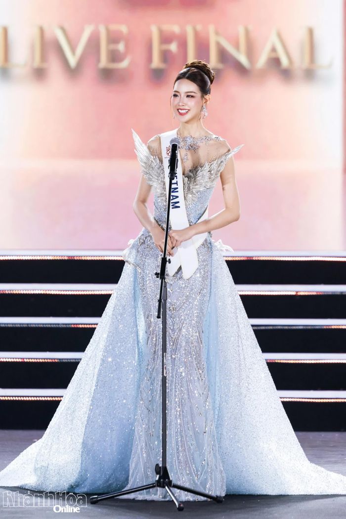 Lê Nguyễn Bảo Ngọc trả lời phần thi ứng xử ở chung kết Miss World 2026.