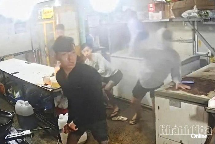 Các đối tượng đã sử dụng hung khí, xông vào tấn công nạn nhân tại khu vực bếp quán hải sản.