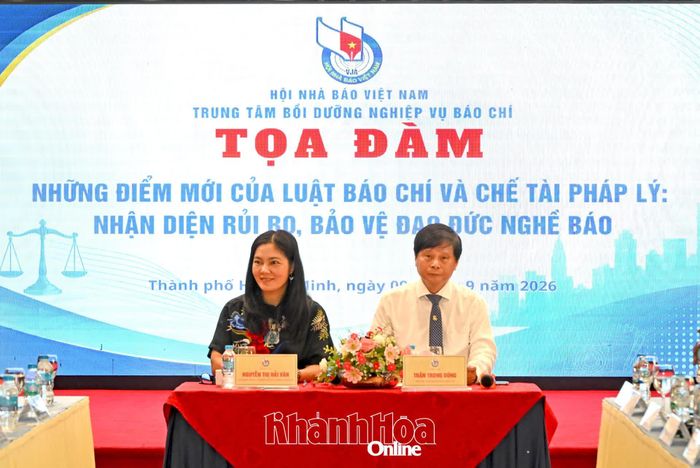 Chủ trì buổi tọa đàm.