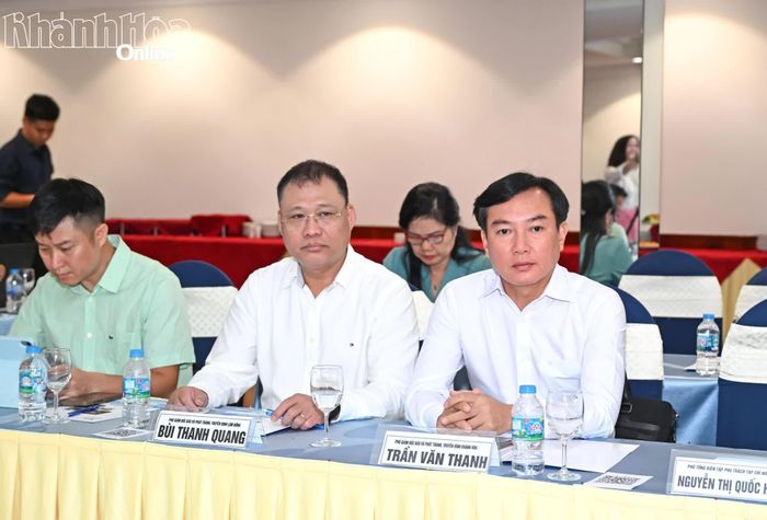 Ông Trần Văn Thanh và các đại biểu tham dự buổi tọa đàm.
