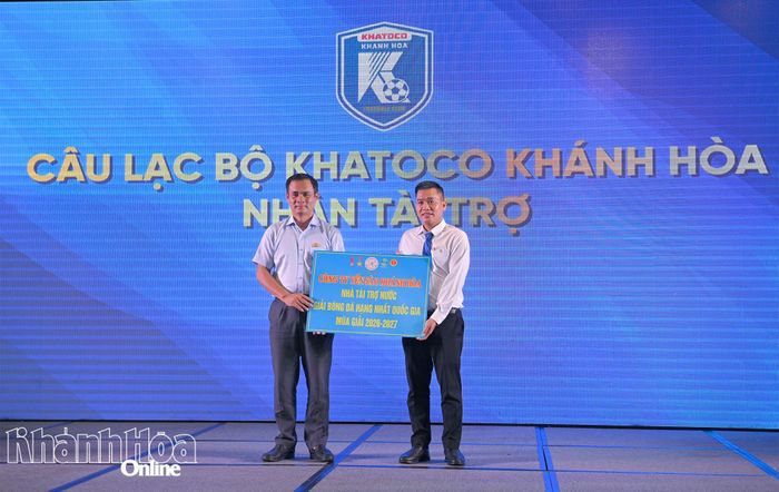 Ông Nguyễn Thanh Hải - Giám đốc Công ty TNHH Nhà nước MTV Yến Sào Khánh Hòa trao bảng tài trợ cho CLB Khatoco Khánh Hòa.