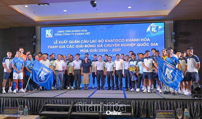 Các đại biểu chụp ảnh lưu niệm với toàn thể cầu thủ đội bóng Khatoco Khánh Hòa.