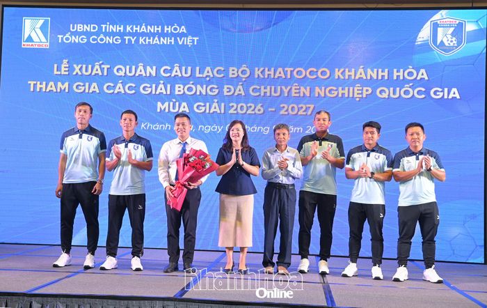 Lãnh đạo Sở Văn hóa, Thể thao và Du lịch tặng hoa chúc mừng đội bóng xuất quân mùa giải mới.