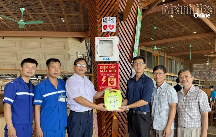 Lãnh đạo Trung tâm Cấp cứu 115 trao máy khử rung tim tự động cho Nhà hàng Four Seasons.