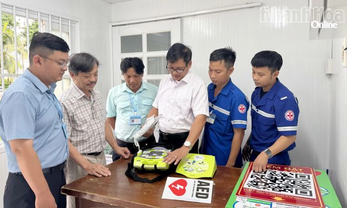 Lãnh đạo Trung tâm Cấp cứu 115 hướng dẫn các thành viên Trạm trực trung tâm cách sử dụng máy.