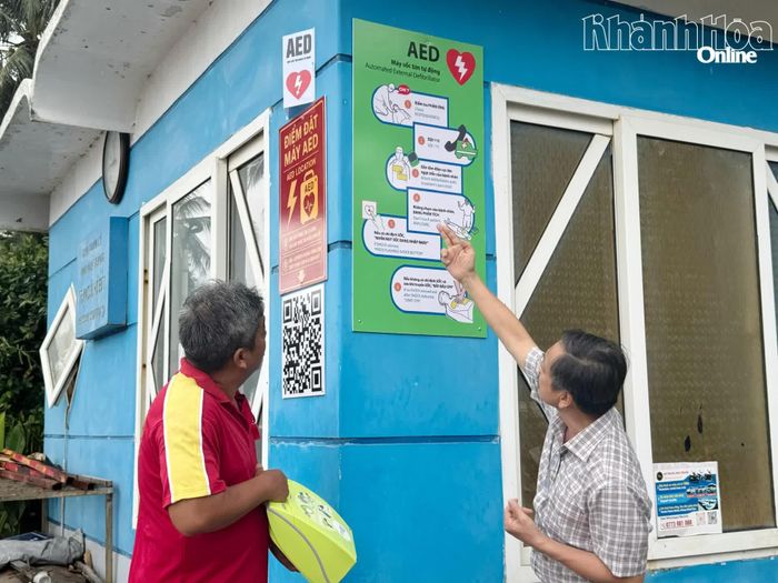 Sau lắp đặt máy, nhân viên Trạm cứu hộ số 1 được chỉ dẫn về cách vận hành máy.