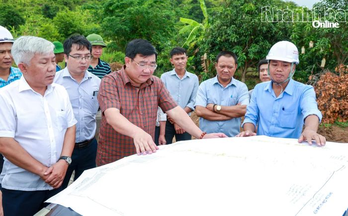 Đồng chí Trịnh Minh Hoàng trao đổi với các đơn vị, địa phương liên quan tại thực địa.