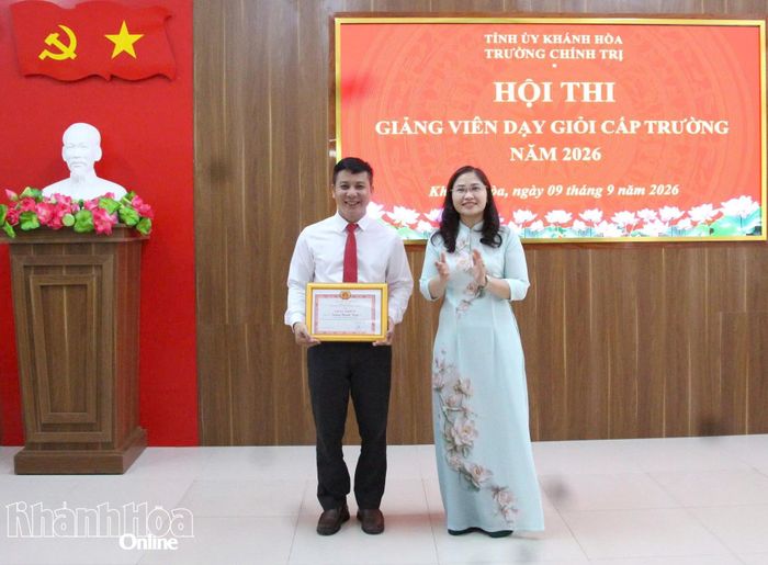 Lãnh đạo Trường Chính trị tỉnh trao giấy khen cho giảng viên Trương Khánh Vọng.
