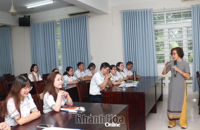 Một giảng viên thực hiện phần thi giảng bài trên lớp.