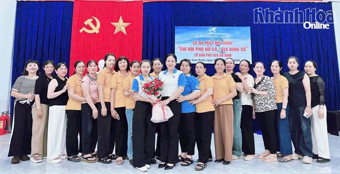 Bà Ngô Thị Kiều Thương (thứ 9 từ trái sang) trong buổi ra mắt mô hình "Chi hội Phụ nữ số - Gia đình số".