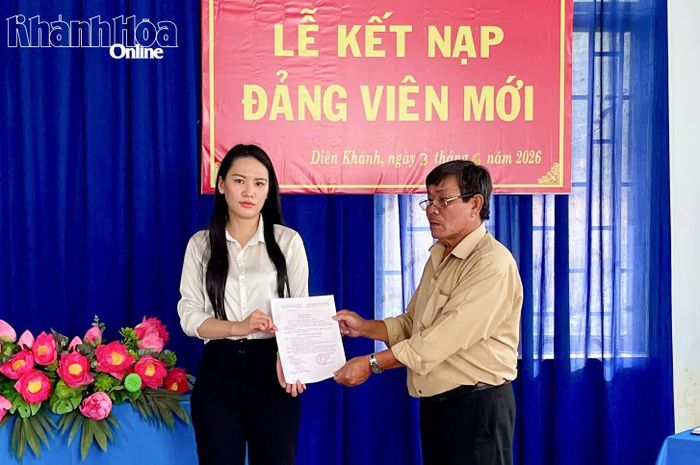 Hội viên trẻ ở xã Diên Khánh được kết nạp Đảng.