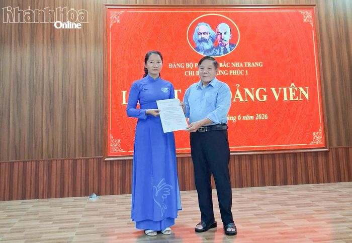 Một chi hội trưởng ở phường Bắc Nha Trang trưởng thành từ công tác hội và phong trào phụ nữ được kết nạp Đảng.