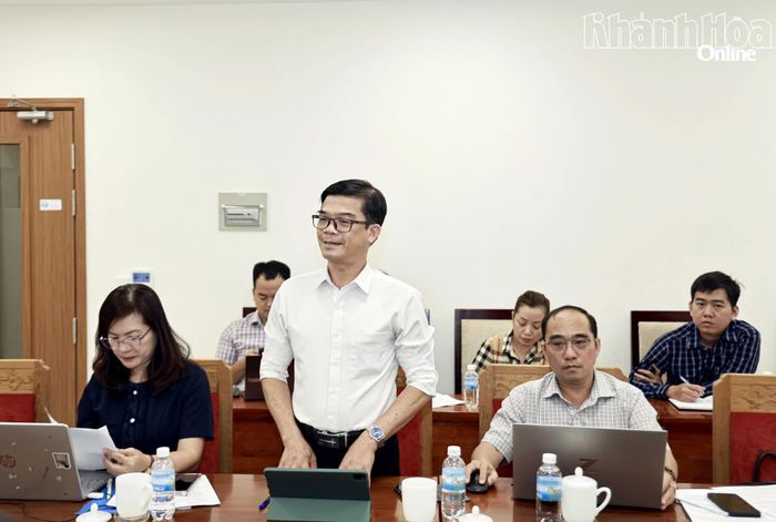 Lãnh đạo Sở Nội vụ phát biểu góp ý.