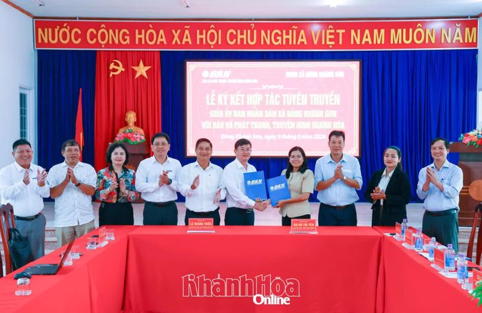 Lãnh đạo 2 đơn vị trao biên bản ghi nhớ hợp tác tuyên truyền.