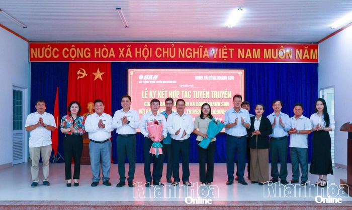 Ông Đinh Văn Dũng – Bí thư Đảng ủy, Chủ tịch HĐND xã Đông Khánh Sơn tặng hoa cho lãnh đạo 2 đơn vị.