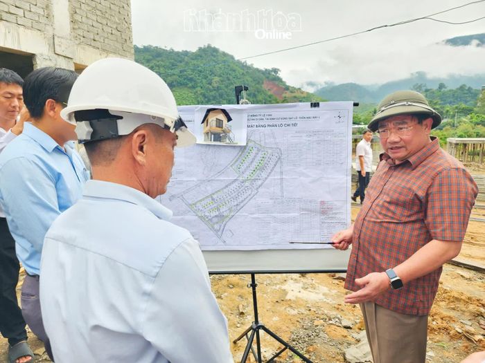 Phó Chủ tịch UBND tỉnh Trịnh Minh Hoàng kiểm tra tiến độ Dự án Di dân, tái định cư vùng sạt lở thôn Bậc Rây 1.