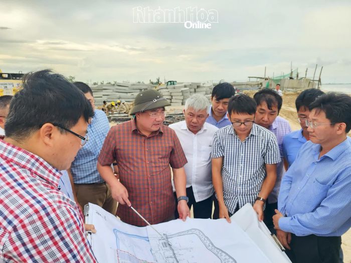 Phó Chủ tịch UBND tỉnh Trịnh Minh Hoàng nghe báo cáo về mặt bằng Khu tái định cư thuộc Dự án thành phần di dân tái định cư, giải phóng mặt bằng Dự án Nhà máy điện hạt nhân Ninh Thuận 1.