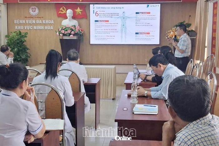 Đại diện Viễn thông Khánh Hòa trình bày chuyên đề về ứng dụng Al trong hỗ trợ chẩn đoán hình ảnh.