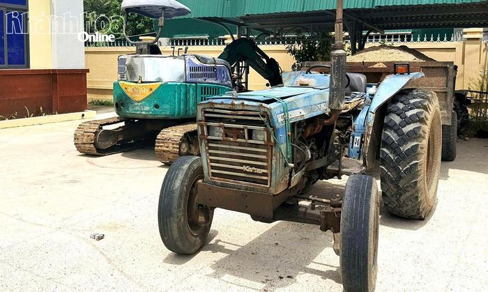 Các phương tiện khai thác, vận chuyển cát trái phép đang bị tạm giữ tại UBND phường Ba Ngòi.
