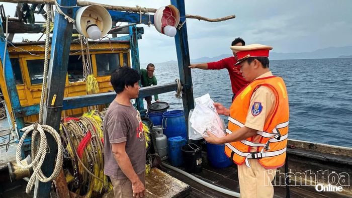 Đội Cảnh sát đường thuỷ số 1 tổ chức kiểm tra kết hợp tuyên truyền các tàu cá hoạt động tại khu vực Nha Trang.