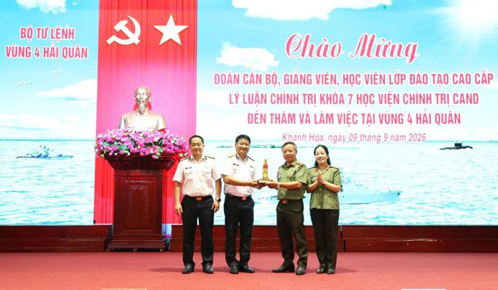 Đại tá Bùi Xuân Bình tặng quà lưu niệm Trung tướng, PGS. TS Phan Xuân Tuy.