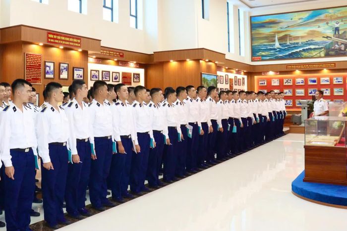 Học viên tham quan tại phòng truyền thống Học viện Hải quân.