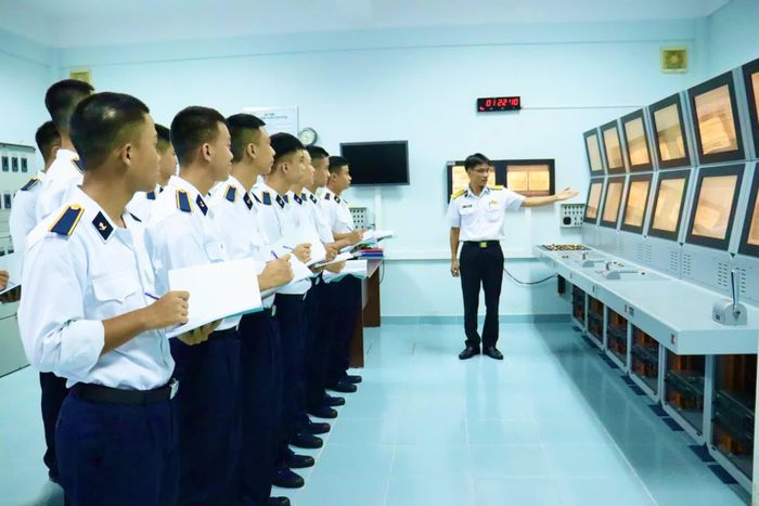 Học viên tham quan, học tập tại Trung tâm Huấn luyện mô phỏng Tác chiến.