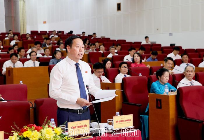 Đồng chí Hà Quang Trung - Phó Bí thư Tỉnh ủy, Chủ tịch UBND tỉnh trả lời, làm rõ một số ý kiến của đại biểu HĐND tỉnh.