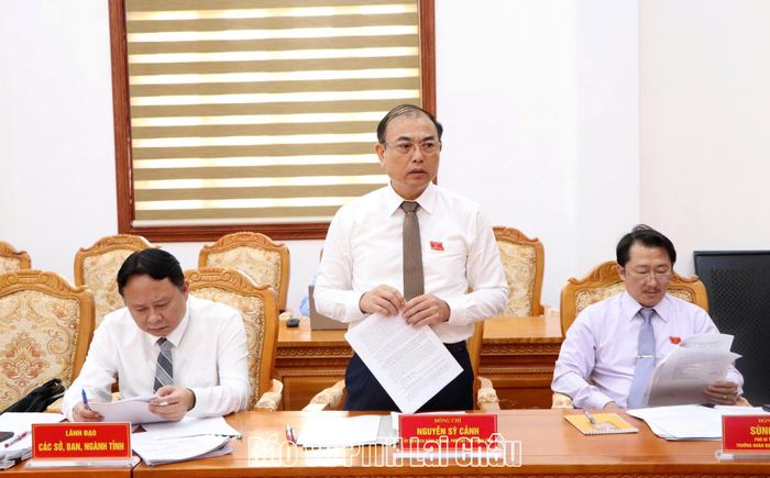Lãnh đạo UBND tỉnh phát biểu tại tổ thảo luận số 3.