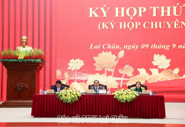 Các đồng chí Thường trực HĐND tỉnh điều hành nội dung thảo luận và thông qua các nghị quyết trình tại kỳ họp.
