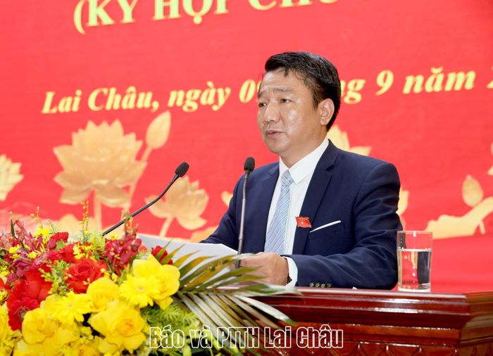 Đồng chí Lý Công Hậu - Phó Chủ tịch HĐND tỉnh báo cáo tổng hợp ý kiến thảo luận tại các tổ đại biểu.
