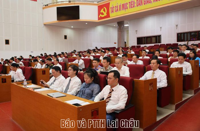 Các đại biểu dự bế mạc kỳ họp.