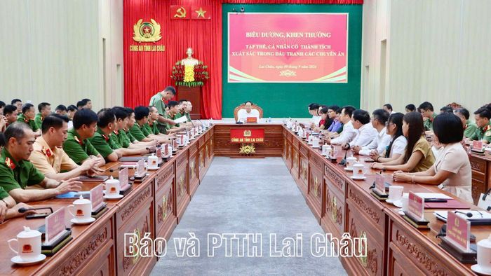 Quang cảnh buổi biểu dương, khen thưởng.