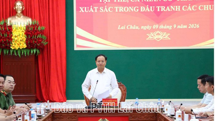 Đồng chí Lê Minh Ngân - Bí thư Tỉnh ủy biểu dương Ban chuyên án.