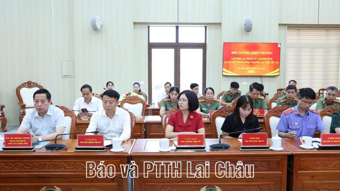 Các đại biểu dự biểu dương, khen thưởng.