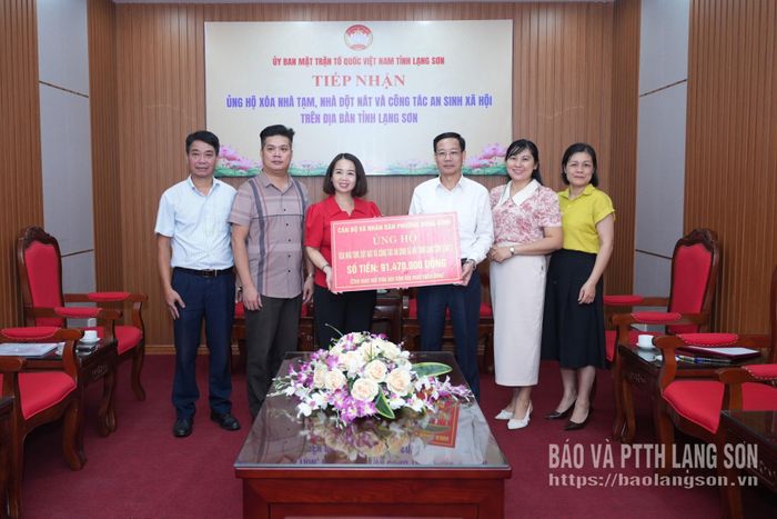 Đoàn công tác của phường Đông Kinh trao kinh phí ủng hộ tại Ủy Ban MTTQ Việt Nam tỉnh