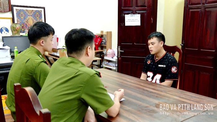 Cán bộ điều tra lấy lời khai đối tượng Nguyễn Văn Hậu