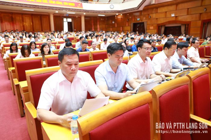 Các đại biểu nghiên cứu báo cáo tình hình, kết quả công tác quy hoạch chức danh lãnh đạo, quản lý chủ chốt