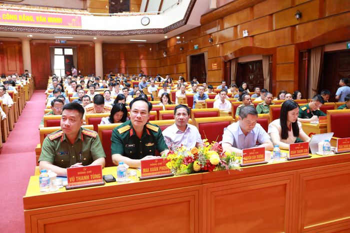 Các đại biểu nghe quán triệt các văn bản chỉ đạo của Trung ương về công tác cán bộ