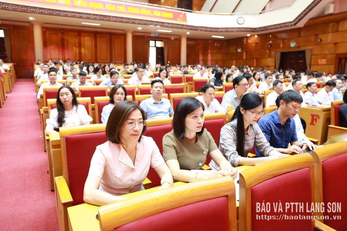 Các đại biểu nghe quán triệt các văn bản của Trung  ương về công tác cán bộ