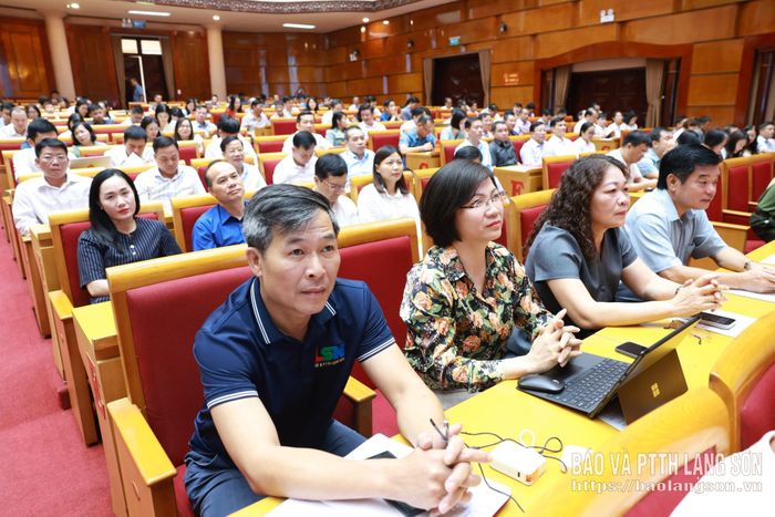 Các đại biểu nghe lãnh đạo Ban Tổ chức Tỉnh ủy trình bày báo cáo tình hình, kết quả công tác quy hoạch chức danh lãnh đạo, quản lý chủ chốt