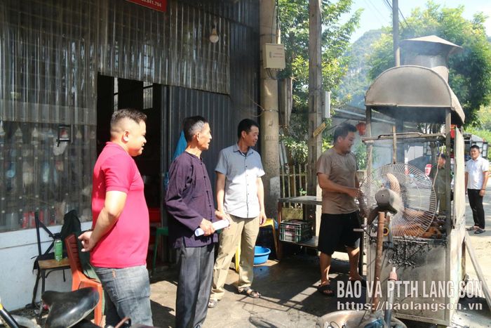 Người có uy tín thôn Gia Lộc, xã Bằng Mạc (thứ 2 từ trái sang) thăm mô hình phát triển kinh tế của người dân