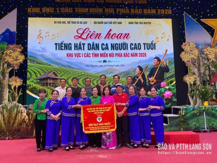 Đội thi Hội NCT tỉnh Lạng Sơn chụp ảnh lưu niệm tại liên hoan