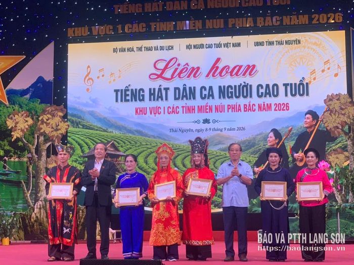 Ban Tổ chức trao giải cho các đội thi đạt giải tiết mục xuất sắc (đội Lạng Sơn đứng thứ 3 từ bên trái sang)