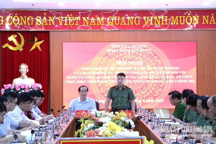 Đại tá Vũ Thanh Tùng, Ủy viên Ban Thường vụ Tỉnh ủy, Bí thư Đảng ủy, Giám đốc Công an tỉnh phát biểu tại hội nghị