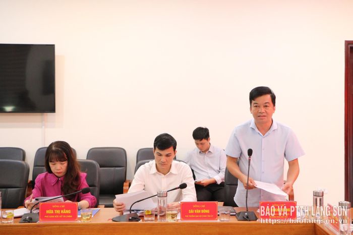 Đại diện Đoàn giám sát công bố quyết định giám sát chuyên đề với Đảng ủy Công an tỉnh và các đồng chí đảng viên