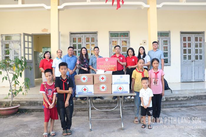 Lãnh đạo Hội CTĐ tỉnh trao biển hỗ trợ kinh phí và nhu yếu phẩm cho các học sinh không thể về nhà do bị chia cắt giao thông