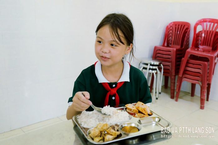 Niềm vui của em Dương Thị Bảo Ngọc (Lớp 4) trong ngày đầu tiên sinh hoạt tập trung tại trường